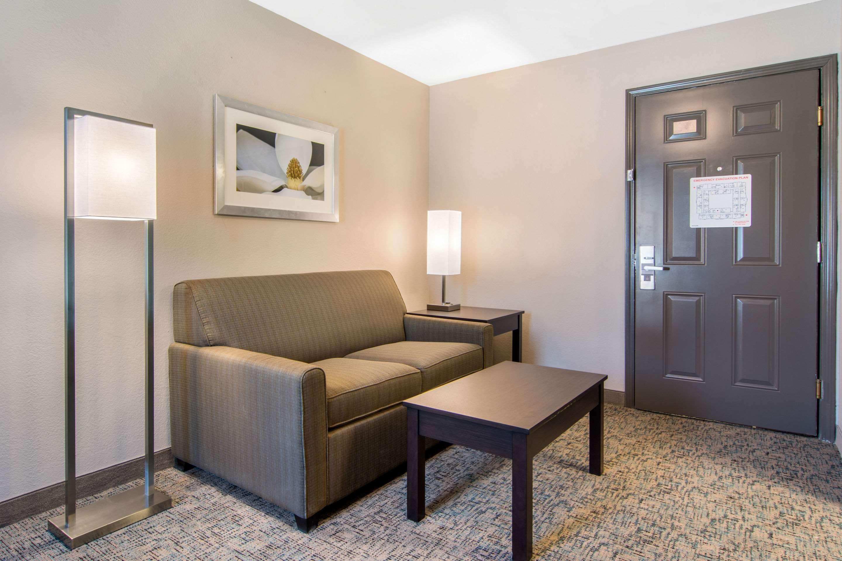 Clarion Inn & Suites Atlanta Downtown Exterior photo
