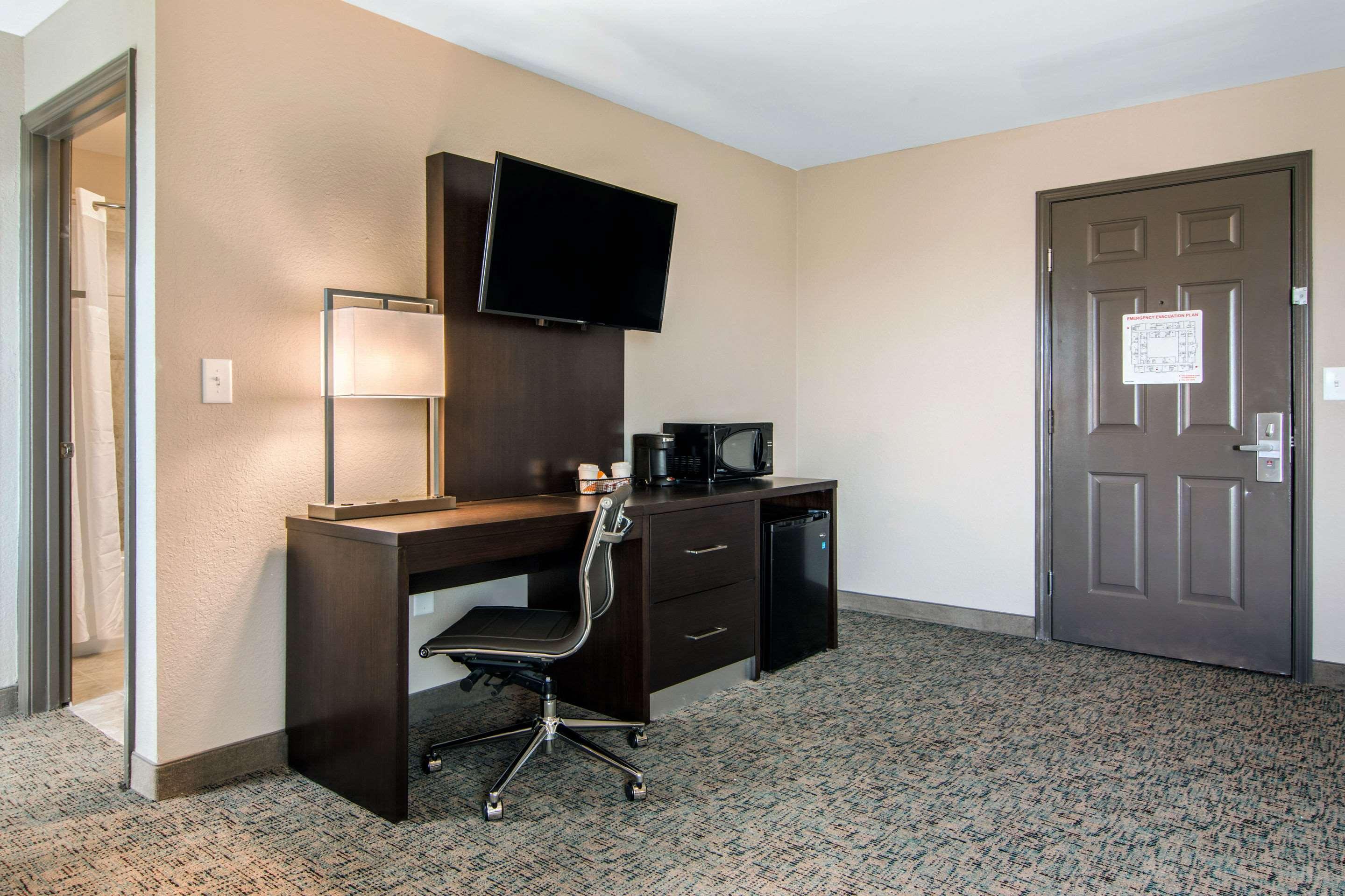 Clarion Inn & Suites Atlanta Downtown Exterior photo