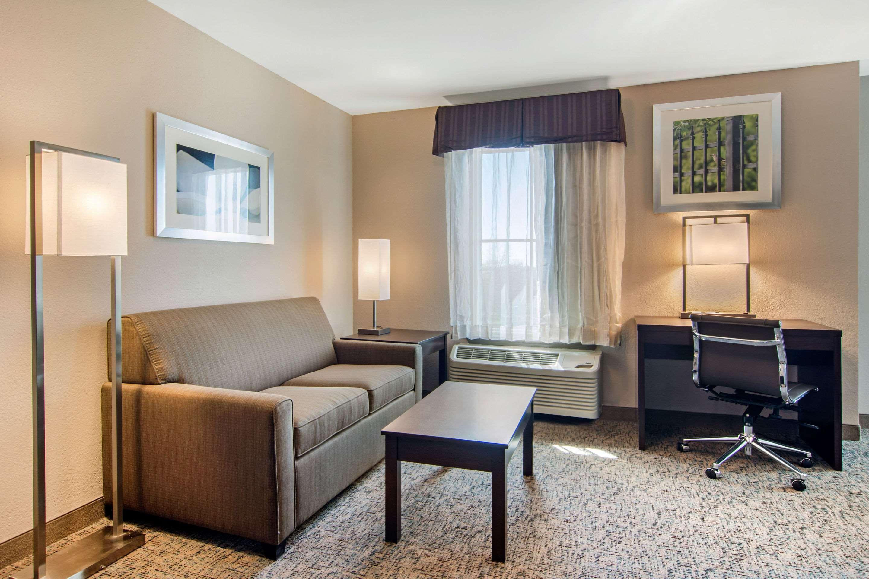 Clarion Inn & Suites Atlanta Downtown Exterior photo