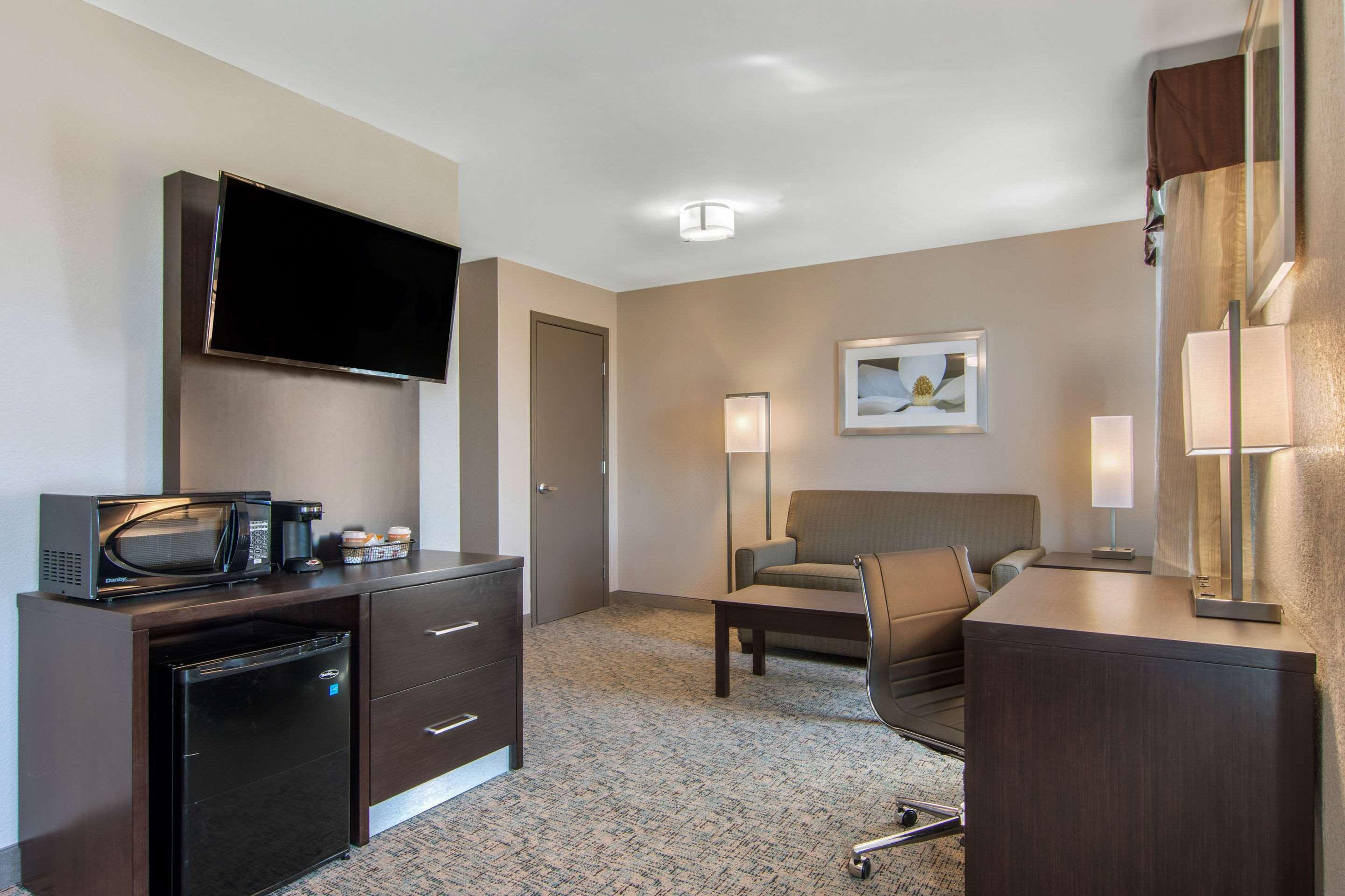 Clarion Inn & Suites Atlanta Downtown Exterior photo